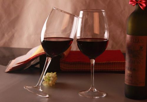 紅酒為何只倒三分之一杯？這并非裝腔作勢(shì)，而是深藏智慧